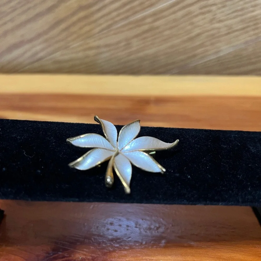 Vintage‎ JJ White Enamel Flower Brooch Gold Tone Textured Leaf Lily Pin